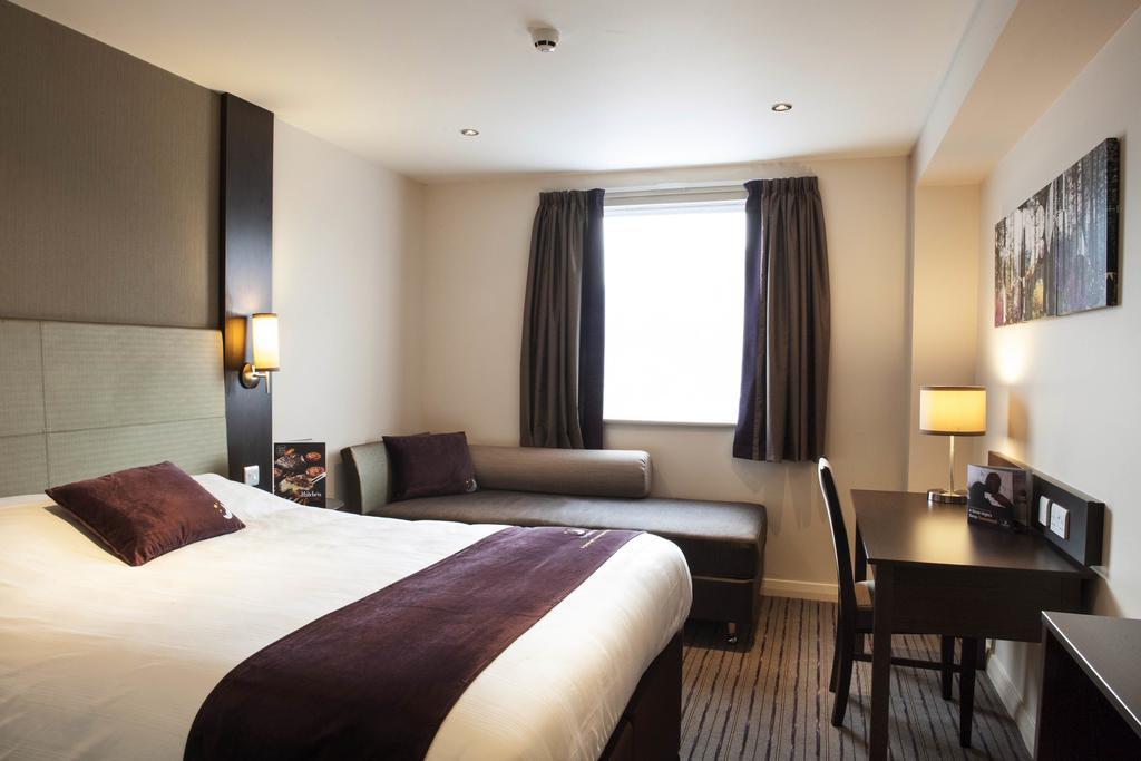 Premier Inn Oldham - Broadway エクステリア 写真