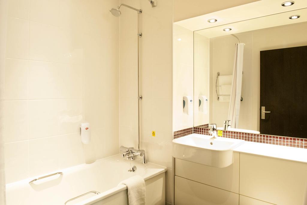 Premier Inn Oldham - Broadway エクステリア 写真