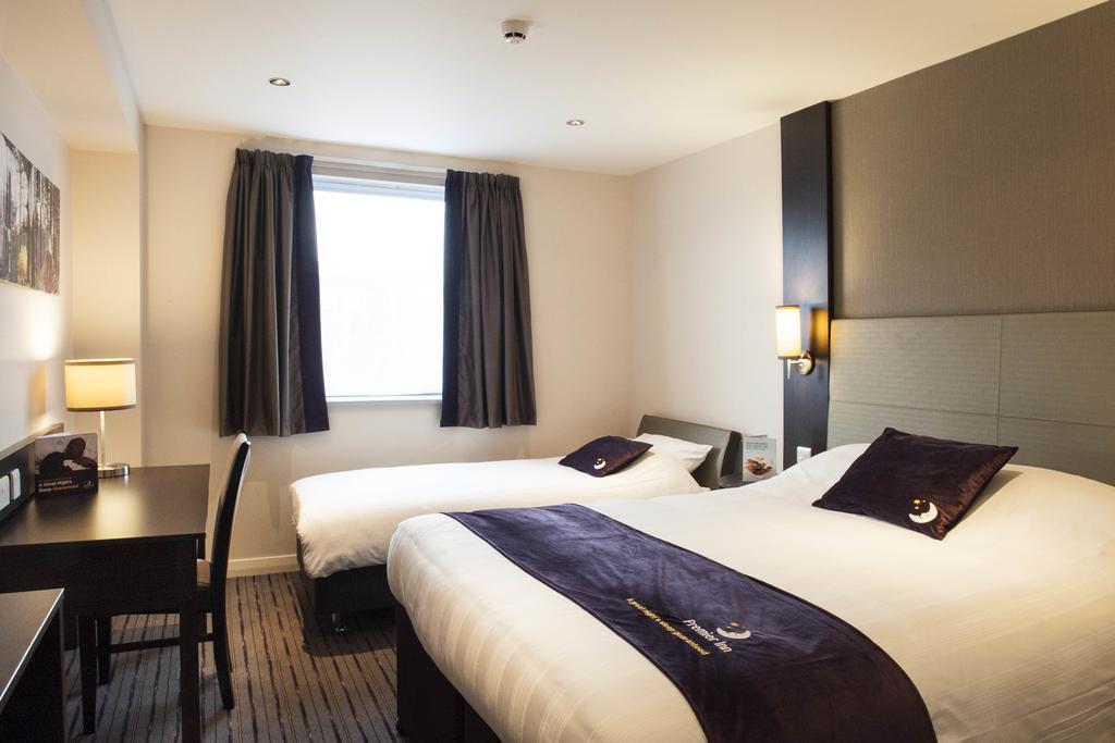 Premier Inn Oldham - Broadway エクステリア 写真