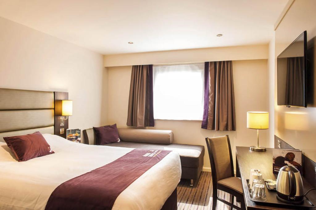 Premier Inn Oldham - Broadway エクステリア 写真